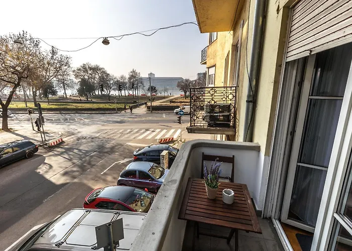 Bright & Spacious Riverside Apartment With Balcony