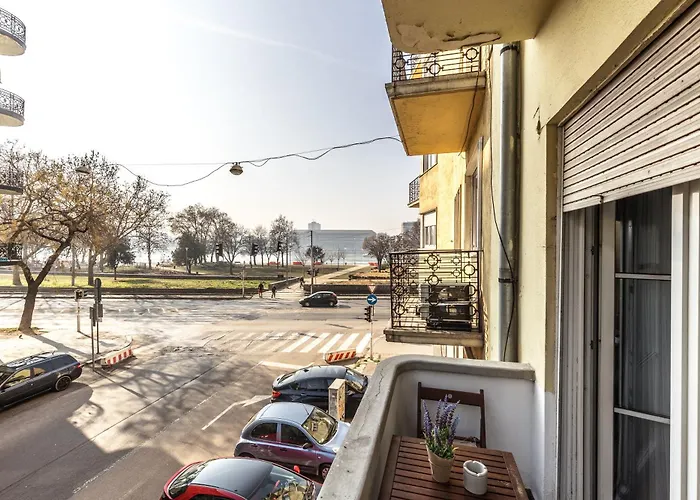 Bright & Spacious Riverside Apartment With Balcony