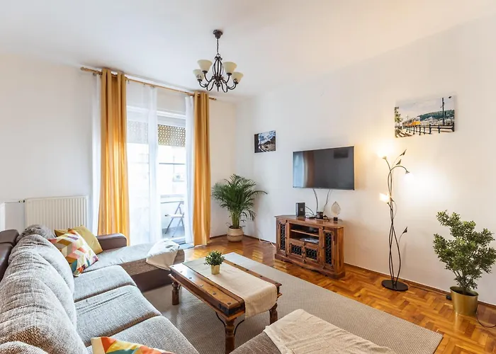 Bright & Spacious Riverside Apartment With Balcony