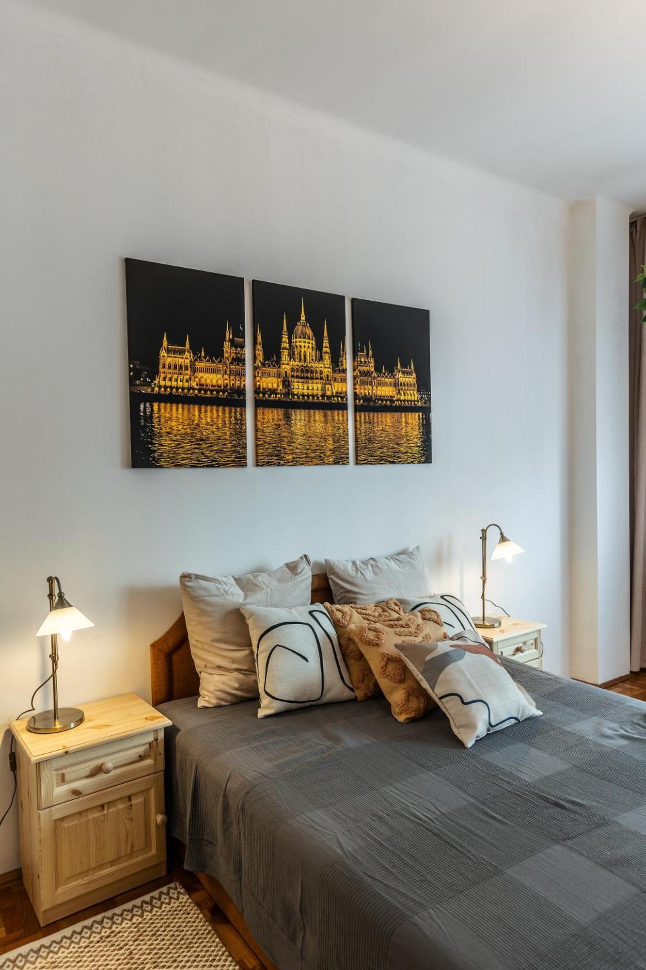 Bright & Spacious Riverside With Balcony Apartment *