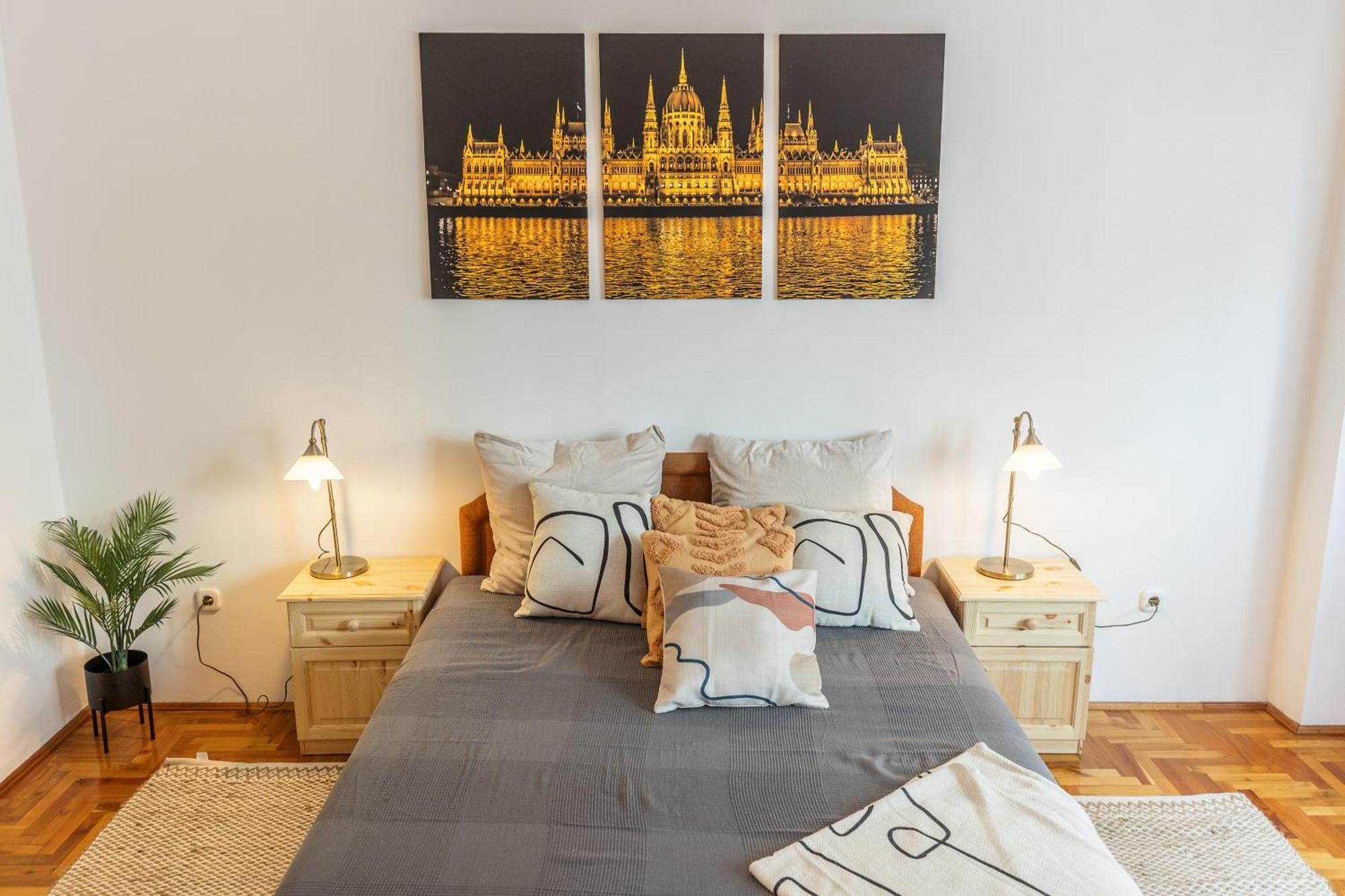 Bright & Spacious Riverside With Balcony