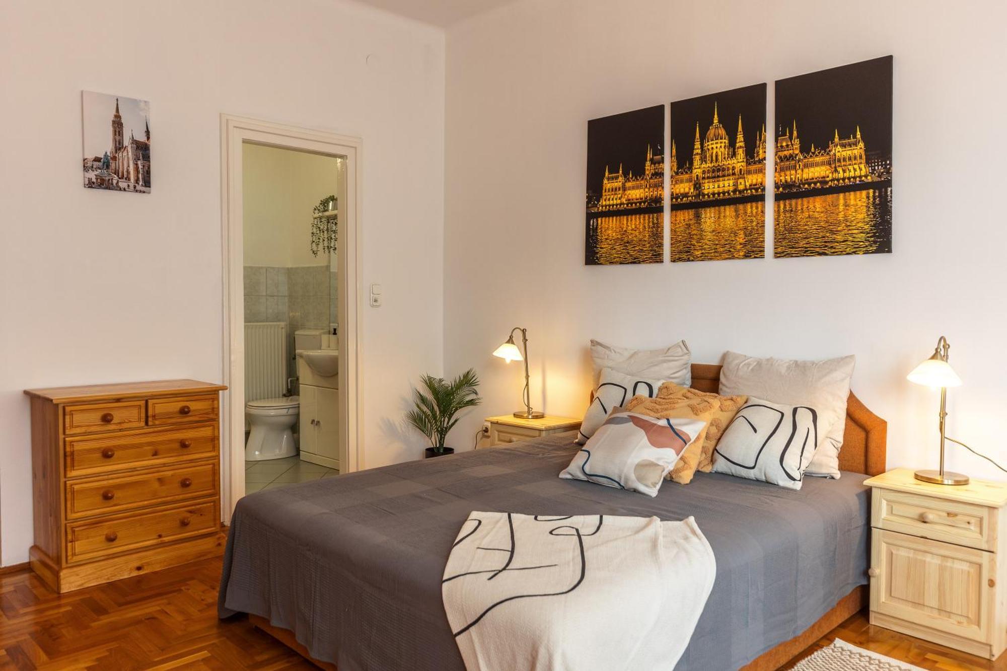 Bright & Spacious Riverside With Balcony Apartment *