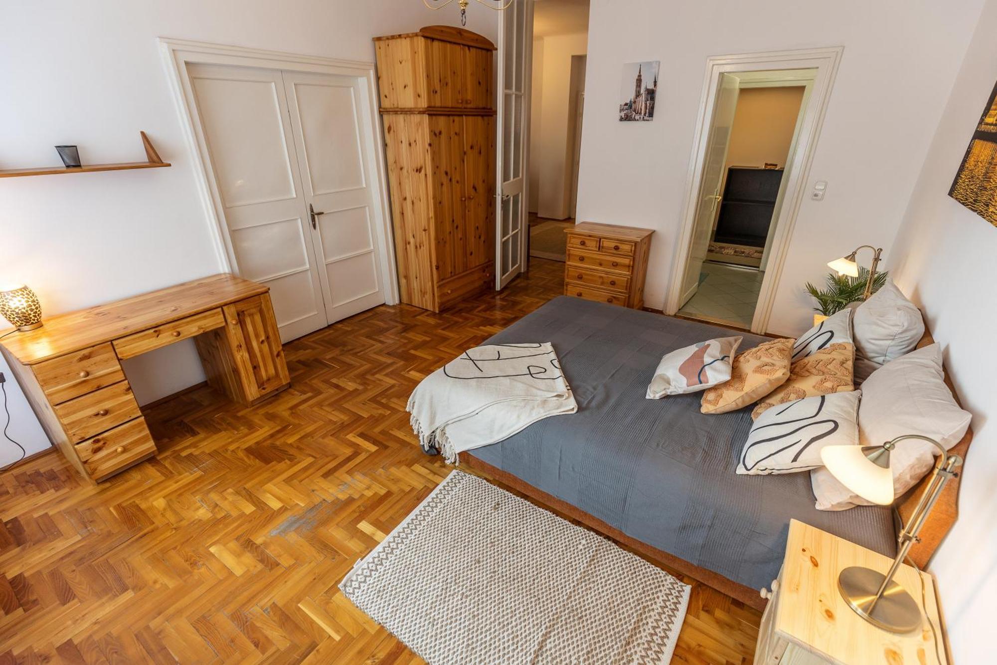 Apartment Bright & Spacious Riverside With Balcony
