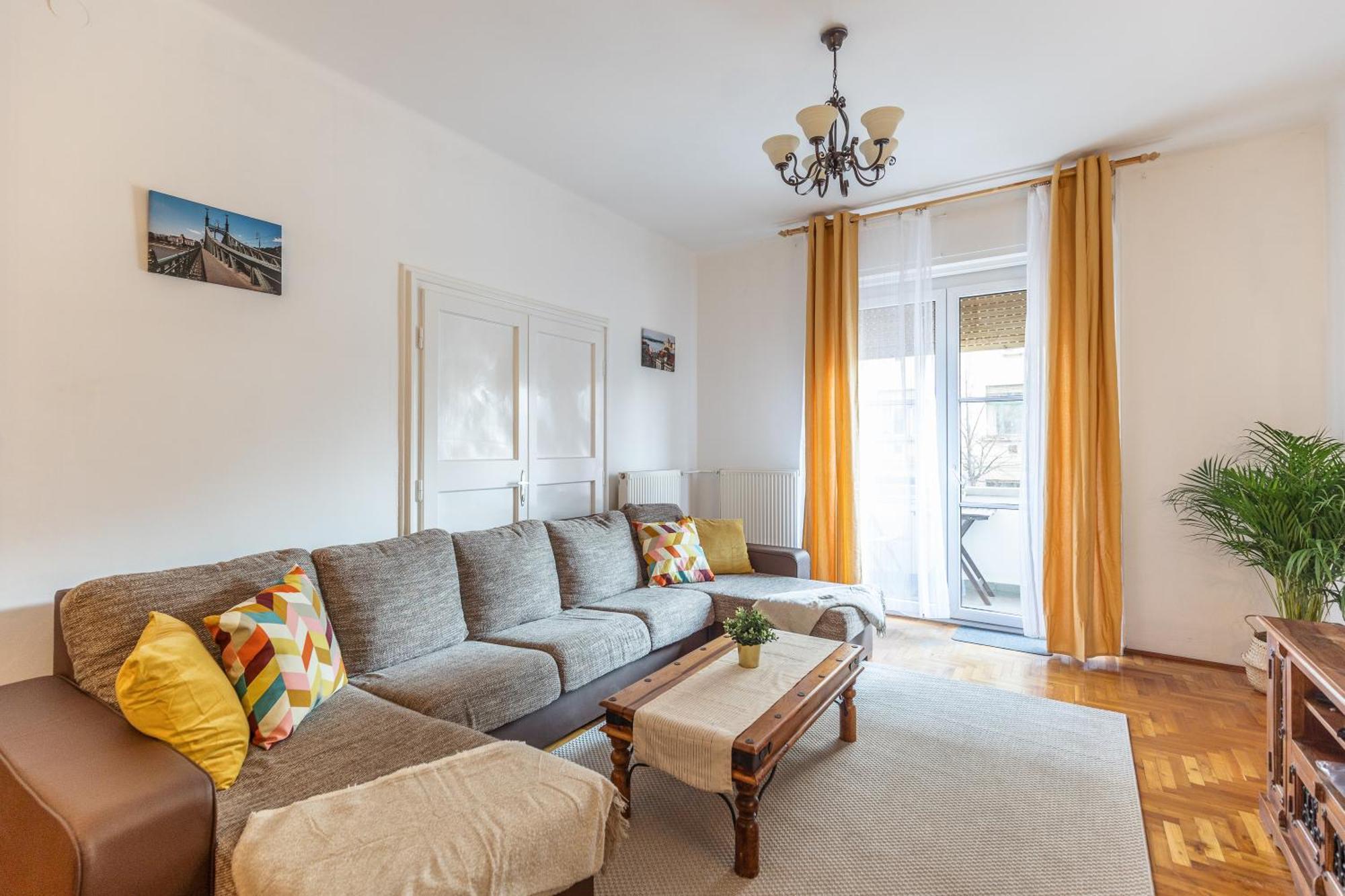 Bright & Spacious Riverside With Balcony