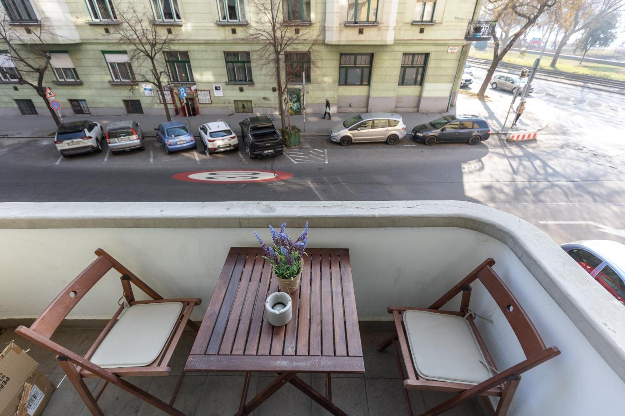 Bright & Spacious Riverside With Balcony * Budapest