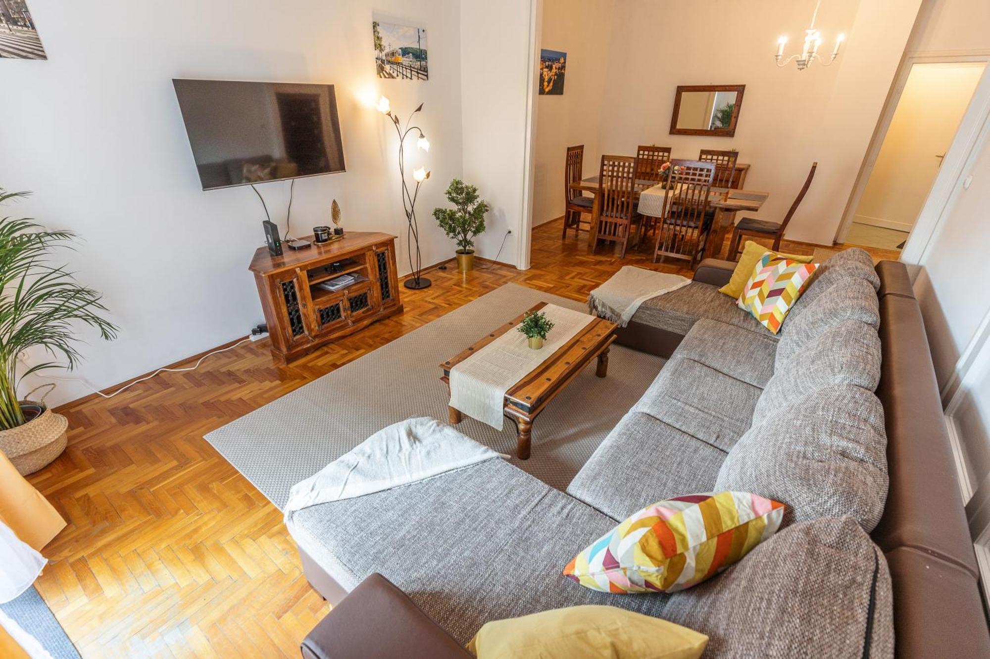 Bright & Spacious Riverside With Balcony Budapest