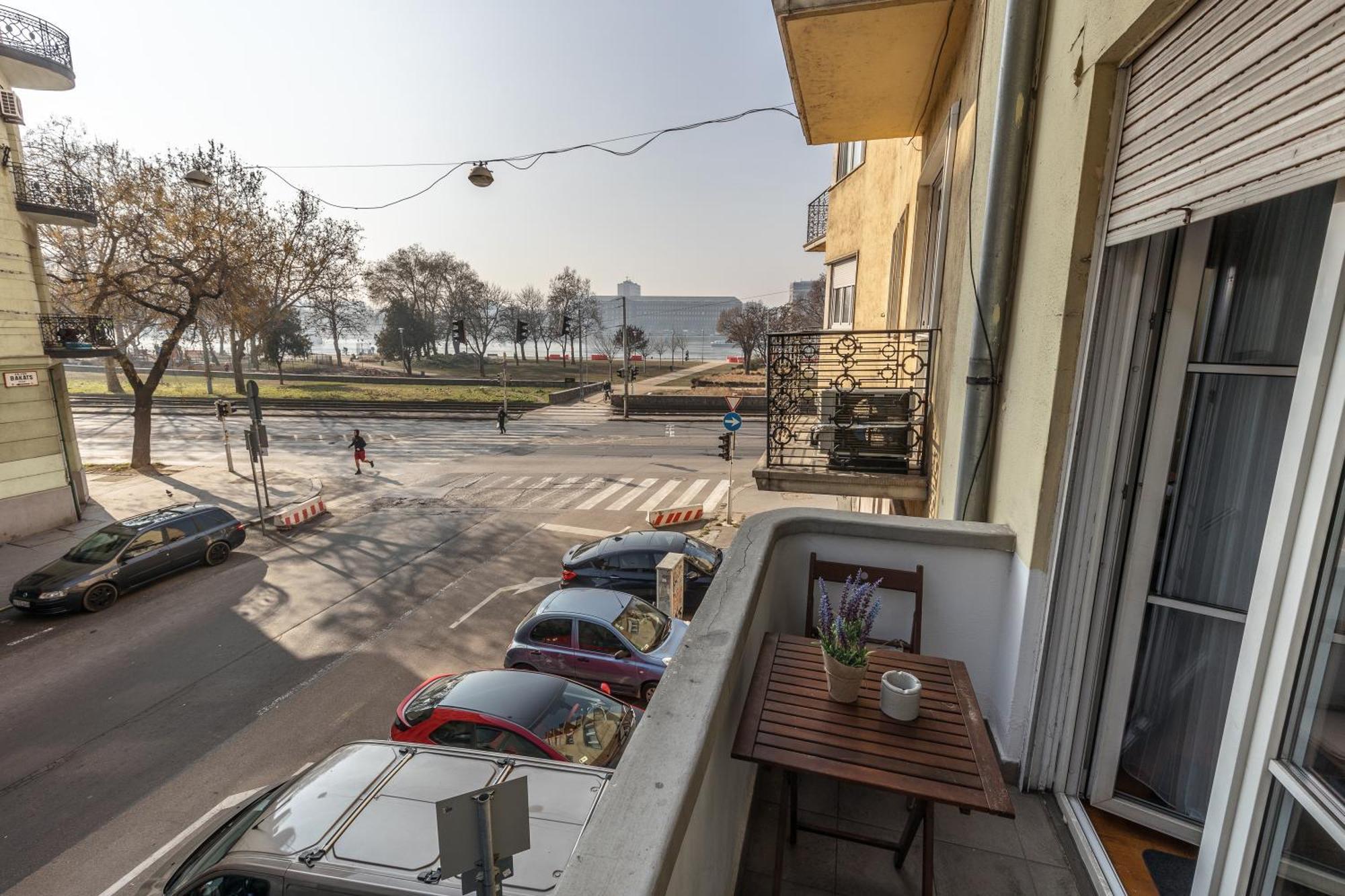 Bright & Spacious Riverside With Balcony *