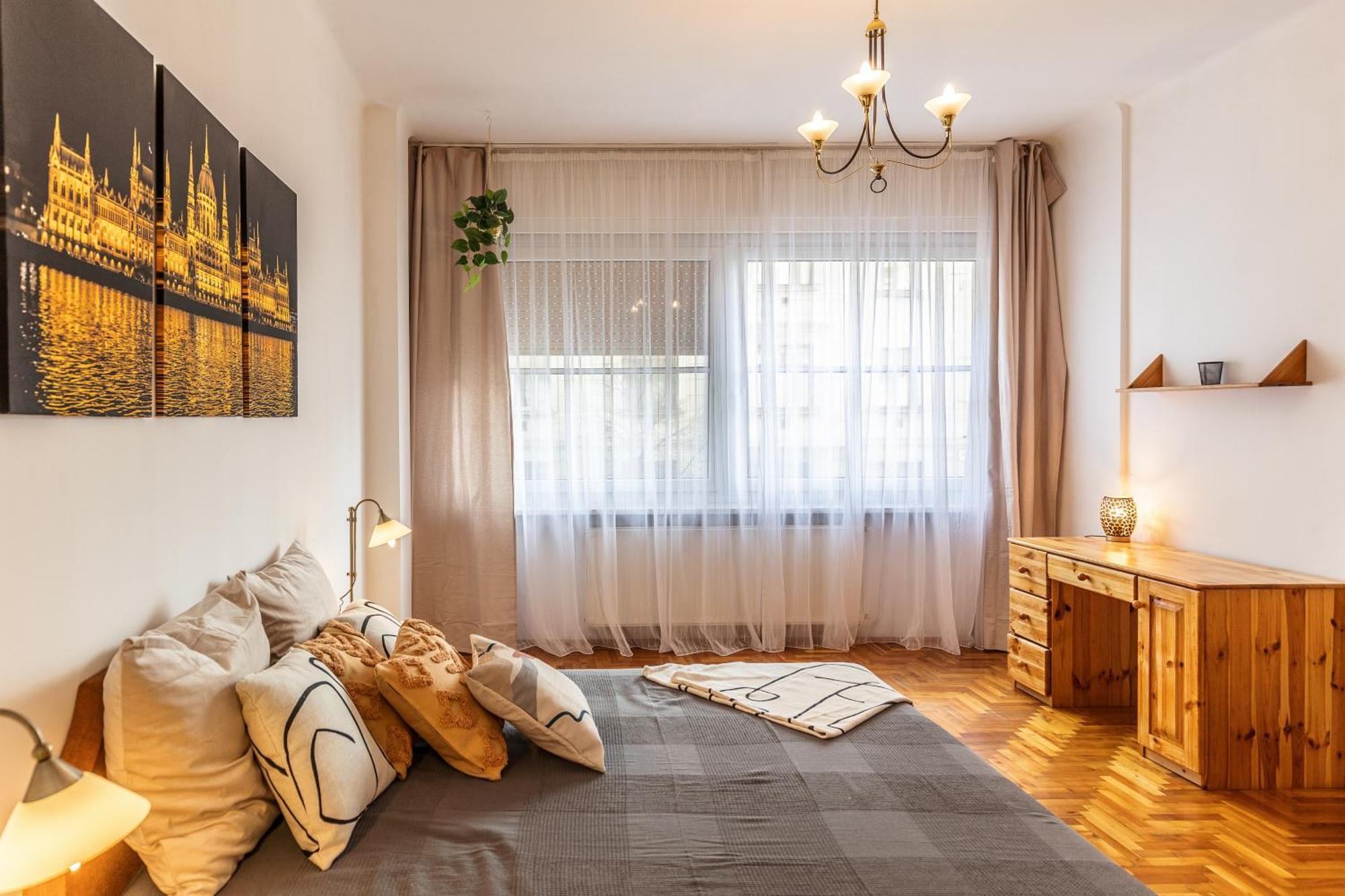 Bright & Spacious Riverside With Balcony