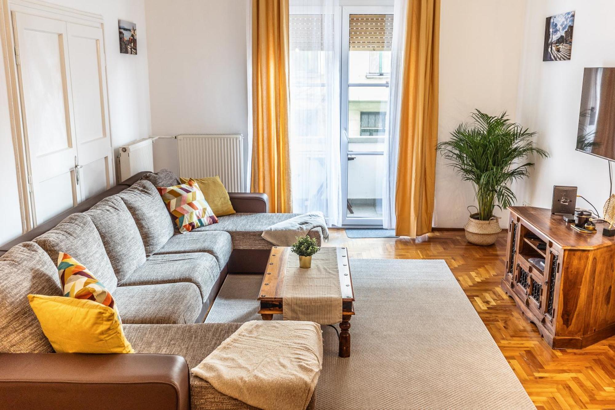 Bright & Spacious Riverside With Balcony * Budapest
