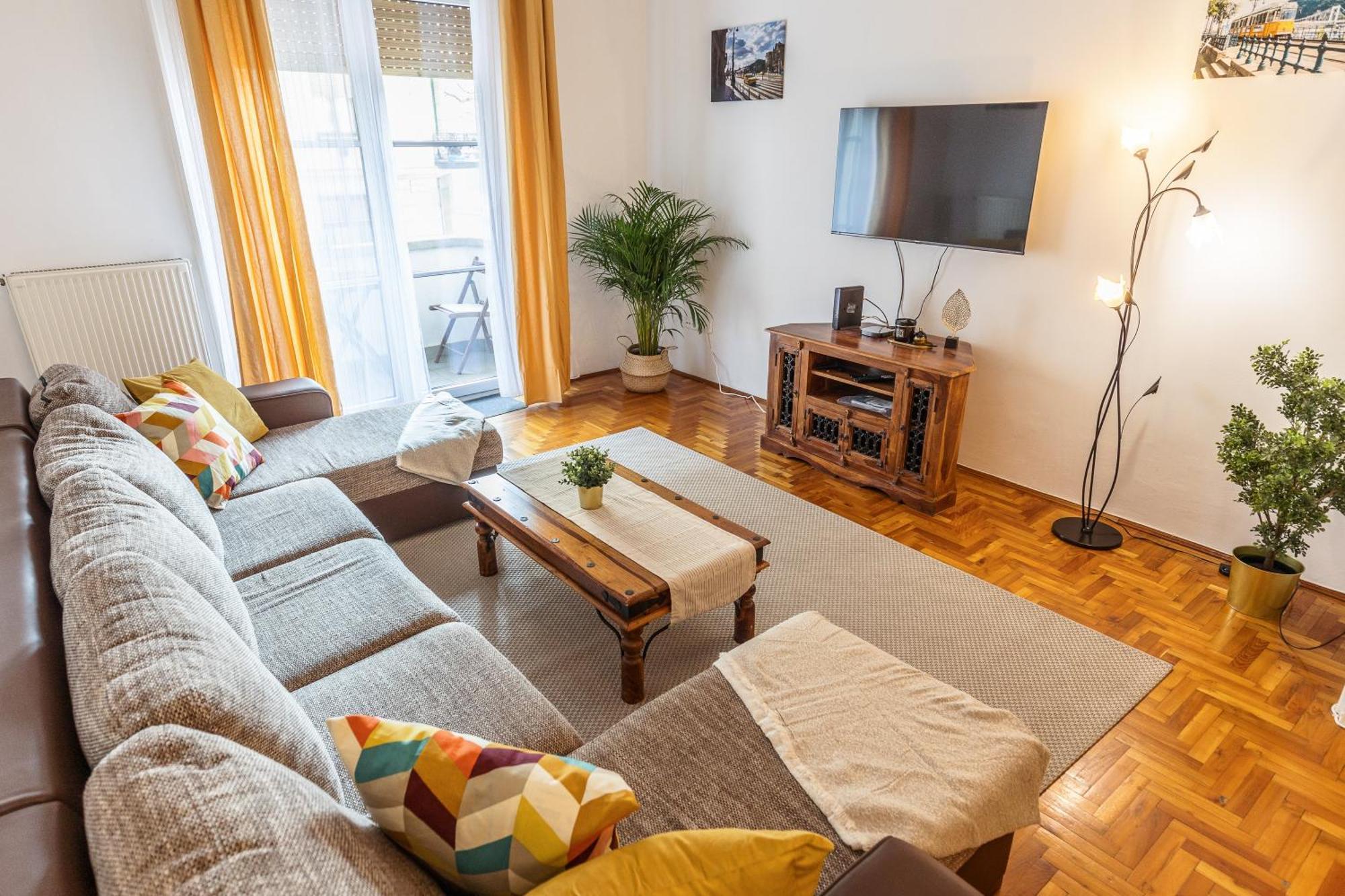 Apartment Bright & Spacious Riverside With Balcony Budapest