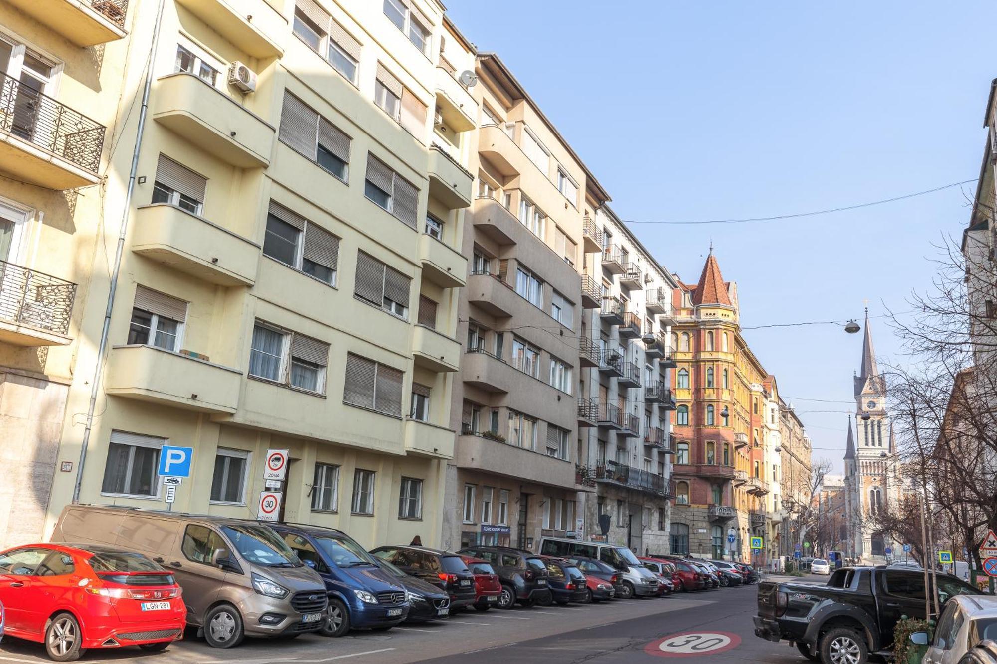 Bright & Spacious Riverside With Balcony * Budapest
